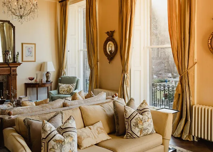Prestigious Townhouse Close To Princes Street