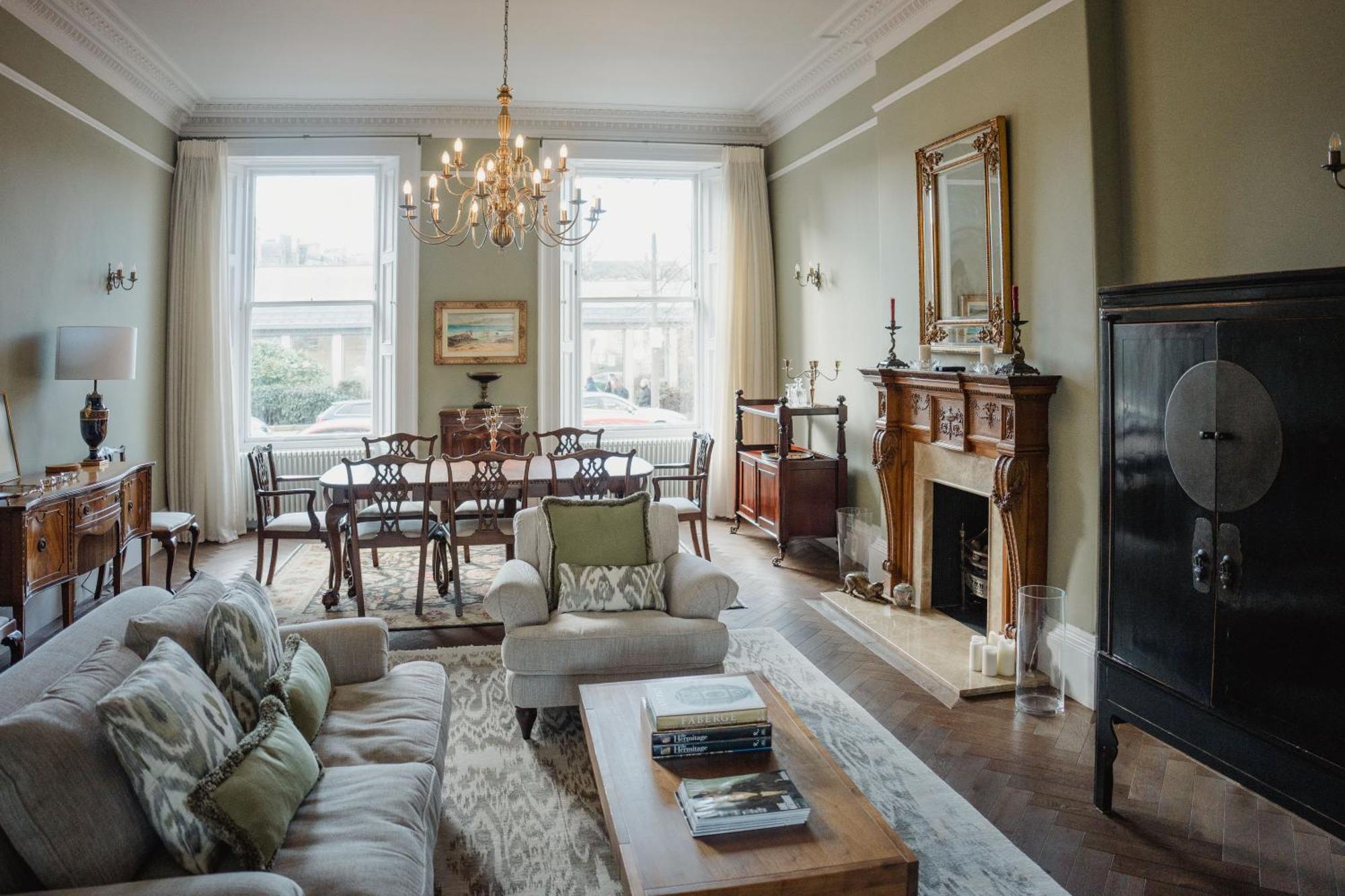 Prestigious Townhouse Close To Princes Street *